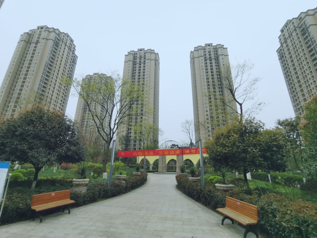 復盛福居位于重慶市江北區(qū)復盛鎮(zhèn)渝景大道191號，總建筑面積約23.41萬平方米，其中住宅19.7萬平方米；商業(yè)1.2萬平方米；車庫1.83萬平方米（停車位679個；注：含地面車位101個）.jpg