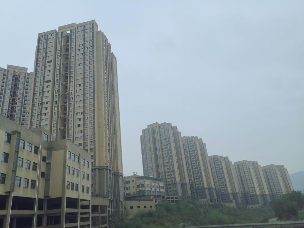 和美家園位于江北區(qū)魚嘴鎮(zhèn)，西依銅鑼山，東接雙溪興苑、公租房，北臨雙輝路，南靠渝萬鐵路雙溪高鐵站，總建筑面積約178097.1平方米，其中住宅154171.8平方米；車庫17015.21平方米，停車位553個（室內(nèi)停車位403個，室外停車位150個）。.jpg