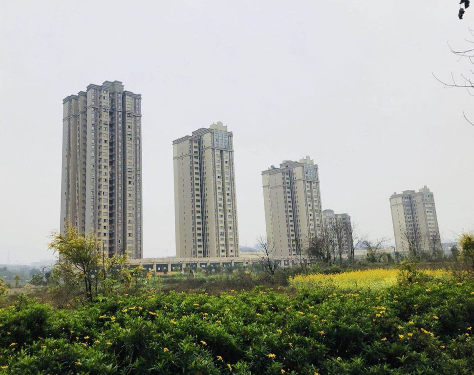 和慶家園項(xiàng)目位于重慶市江北區(qū)復(fù)盛鎮(zhèn)慶福路2號(hào)、4號(hào)、6號(hào)、8號(hào)、10號(hào)，總建筑面積約379846.1萬平方米，其中住宅283803.81萬平方米；商業(yè)23446.25萬平方米；車庫(kù)62454.31萬平方米（停車位1143個(gè)）.jpg